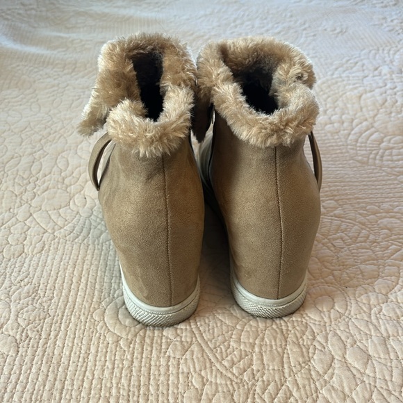 Women’s cream heeled boots. Good condition. Size 9. - Picture 4 of 4